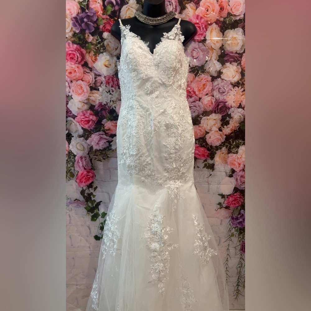 Elegant White Lace Wedding Dress